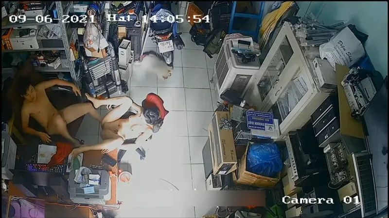 Vợ yêu chồng yêu quan hệ nhau trong của hàng máy tính